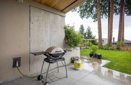 Dundarave House | Modern 2BR Suite in West Van | Patio & BBQ