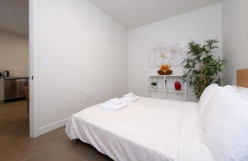Dundarave House | Modern 2BR Suite in West Van | Patio & BBQ