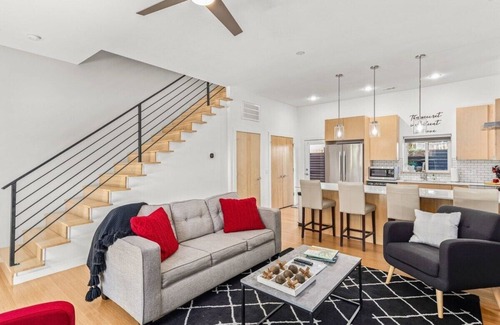 Fayetteville House | Modern 2BR Townhome Near U of A & Dickson St – Free Parking!