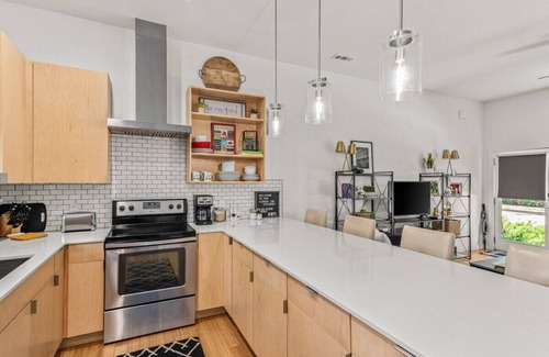 Fayetteville House | Modern 2BR Townhome Near U of A & Dickson St – Free Parking!