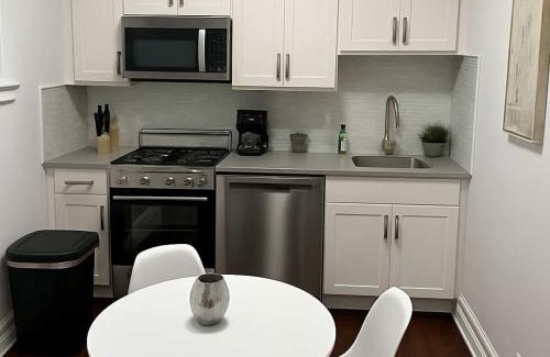 Boystown Apartment | Modern 2BR with Reliable Wi-Fi - Roscoe 30