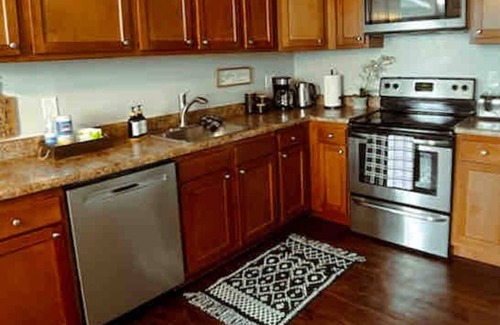 St. Louis Apartment | Modern 2nd Floor Duplex Near Arenas, Hospitals, Universities & Major Attractions