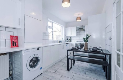 Stalybridge House | Modern 3-Bed, Ideal for Large Groups, Sleeps 7!