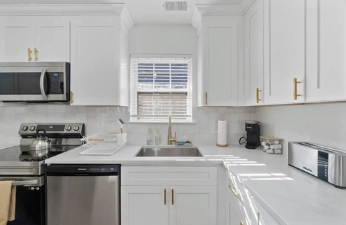 Hampton House | Modern 3 Bed, 2 Bath Retreat