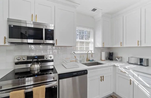 Hampton House | Modern 3 Bed, 2 Bath Retreat