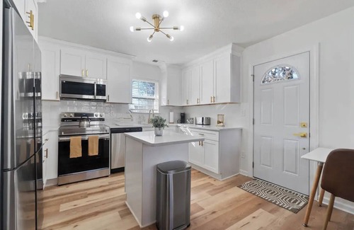 Hampton House | Modern 3 Bed, 2 Bath Retreat