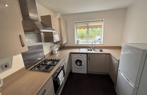 Basildon House | Modern 3-Bed 3-Bath Home | Quiet Road | Parking |