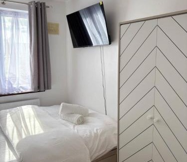 River House | Modern 3 Bed Free Parking 10 mins walk to station