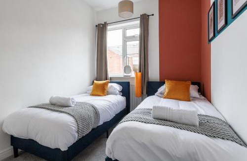 Darlington House | Modern 3-Bed Home for Groups Sleeps Up to 8