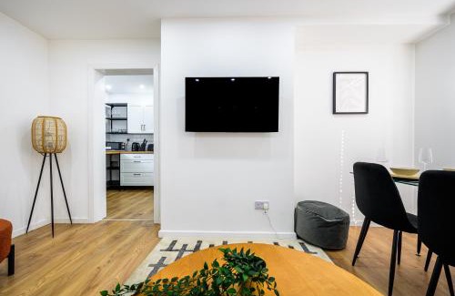 Clayton House | Modern 3 Bed Home, Near Etihad Stadium
