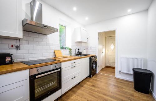 Clayton House | Modern 3 Bed Home, Near Etihad Stadium