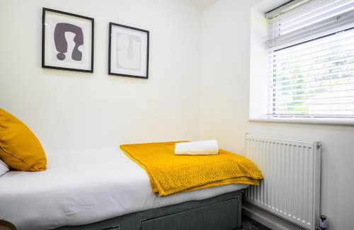 Clayton House | Modern 3 Bed Home, Near Etihad Stadium