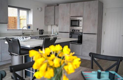 Atlantic Wharf House | Modern 3-Bed Home with Large Parking Space a Short Walk to Cardiff Bay or City Centre Contractor Friendly"