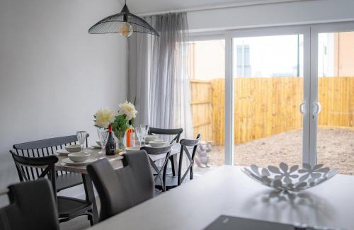 Atlantic Wharf House | Modern 3-Bed Home with Large Parking Space a Short Walk to Cardiff Bay or City Centre Contractor Friendly"