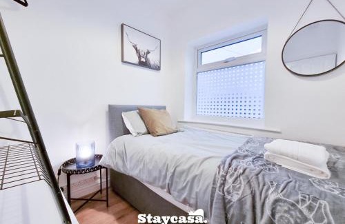Clayton House | Modern 3-bed House, Garden & With Parking