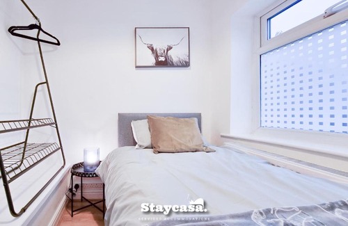 Clayton House | Modern 3-bed House, Garden & With Parking