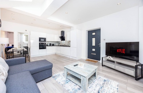 East Acton Apartment | Modern 3 Bedroom Apartment in North West London