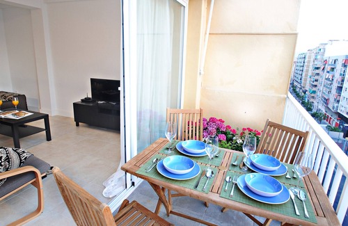 Plaza de Toros Vieja Apartment | Modern 3-Bedroom Apartment Near Málaga City Center, Train Station, and Beach