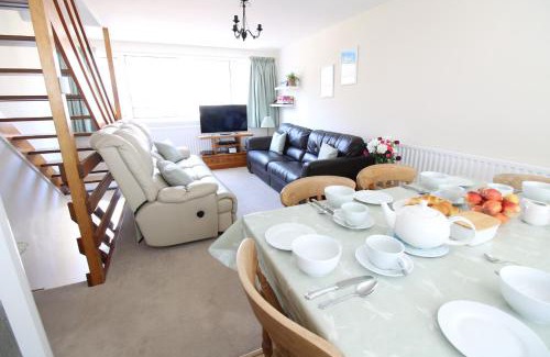 Cowes House | Modern 3-Bedroom Cowes Stay with Balcony & Panoramic Solent Views Close to Shops, Cafés, Sailing Clubs & Beach