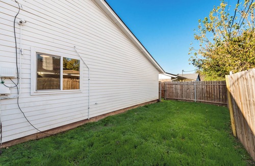 White Settlement House | Modern 3-bedroom duplex in near Downtown Ft. Worth