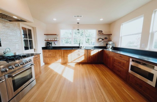 Reedley Other | Modern 3 bedroom Historic Reedley Farmhouse with WiFi and AC near National Parks