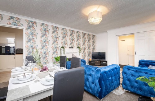Coatbridge House | Modern 3 bedroom house with wet room - Spacious accommodation with free parking and wifi
