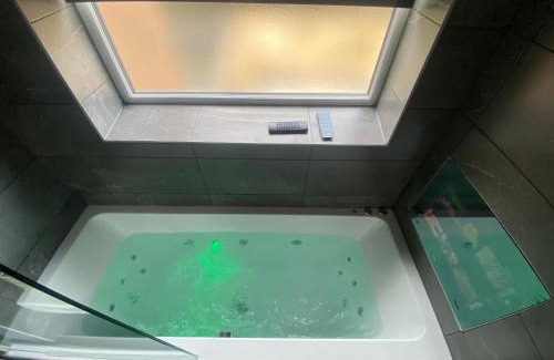 Leeds House | Modern 3 Bedroom Holiday Home -Jaquzzi Bath -Private Parking-Leeds City Center- Free WiFi