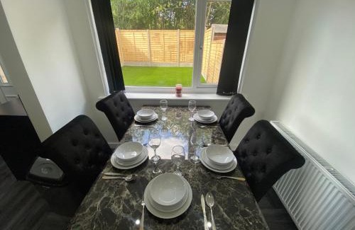 Leeds House | Modern 3 Bedroom Holiday Home -Jaquzzi Bath -Private Parking-Leeds City Center- Free WiFi