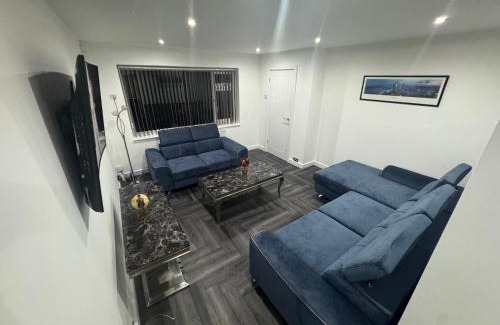 Leeds House | Modern 3 Bedroom Holiday Home -Jaquzzi Bath -Private Parking-Leeds City Center- Free WiFi