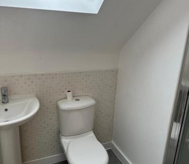Darwin House | Modern 3-Bedroom Home 3 Minutes from Biggin Hill Airport - Secure Gated Community