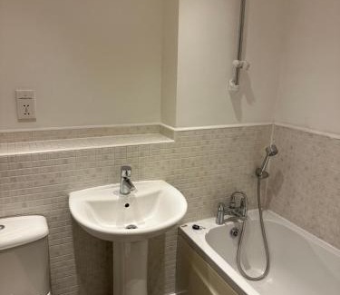 Darwin House | Modern 3-Bedroom Home 3 Minutes from Biggin Hill Airport - Secure Gated Community