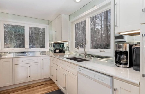 Grantham House | Modern 3-Bedroom Home, Eastman