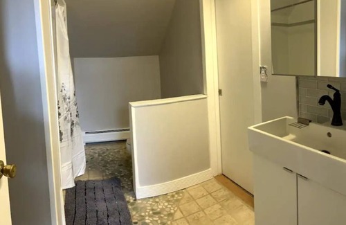 Newport House | Modern 3-bedroom home walkable downtown location.