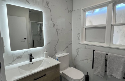 Napier House | Modern 3-bedroom house, steps away to shopping centre and restaurant/bar.