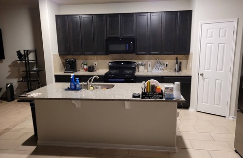 Fresno House | Modern 3-bedroom House with WiFi, AC. Weekday specials! Book your stay now!
