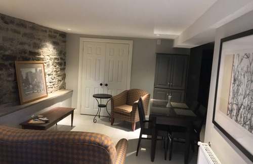 Kingston Apartment | Modern 3 Bedroom Near Queens University
