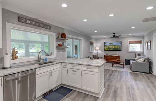 Chapin House | Modern 3-Bedroom on a Quiet Cove in Chapin
