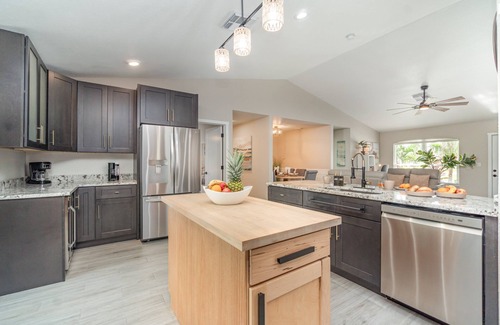 Pelican House | Modern 3 Bedroom Retreat: Pool & Pet Accommodation