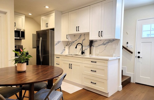 Pico - Robertson Apartment | Modern 3 bedroom guest home in quiet area newly built 10 minutes to Rodeo Drive