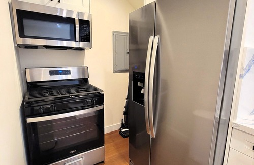 Pico - Robertson Apartment | Modern 3 bedroom guest home in quiet area newly built 10 minutes to Rodeo Drive