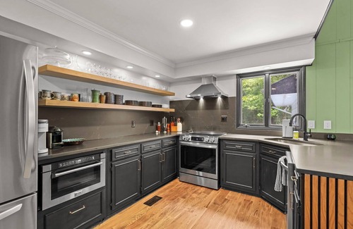 West Jefferson House | Modern 3-bedroom house with EV Charger in West Jefferson