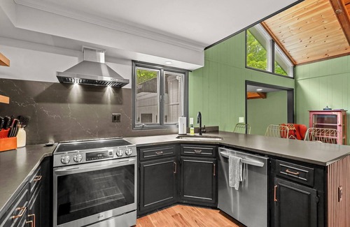 West Jefferson House | Modern 3-bedroom house with EV Charger in West Jefferson