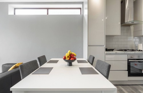 Canning Town North Apartment | Modern 3 bedrooms apartment in Canning Town