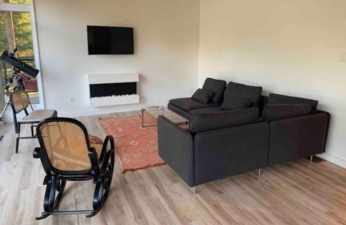 Dunnville House | Modern 3 Bedrooms Lakefront Retreat With hot Tub!