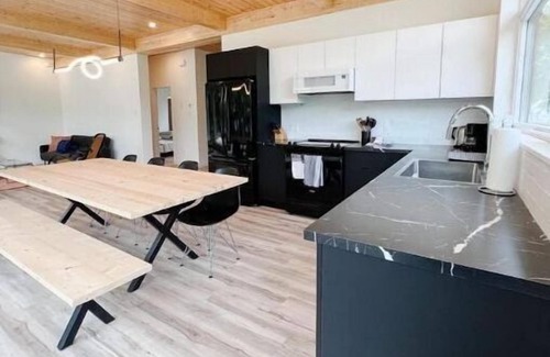 Dunnville House | Modern 3 Bedrooms Lakefront Retreat With hot Tub!