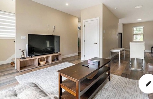 Abbotsford House | Modern 3 beds 3 baths luxury townhome in central location close SFU, mall, etc