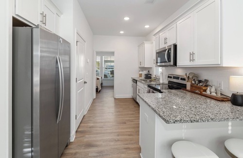 Goose Creek Apartment | Modern 3 BR Cottage Home with Luxury Resort Pool