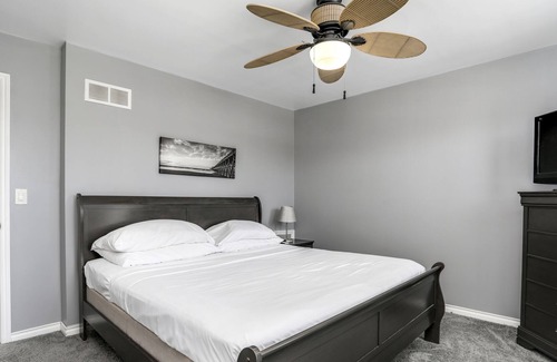 Lathrup Village House | Modern 3 Level Condo Sleeps 7 Near Royal Oak