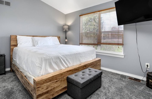 Lathrup Village House | Modern 3 Level Condo Sleeps 7 Near Royal Oak