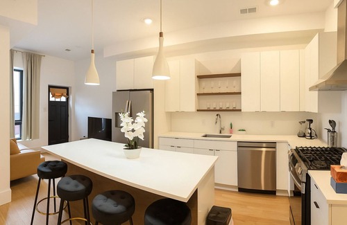Greenville Apartment | Modern 3bd, 2bth apt in Jersey City near Manhattan